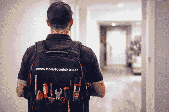 postava-elektrikar-brno